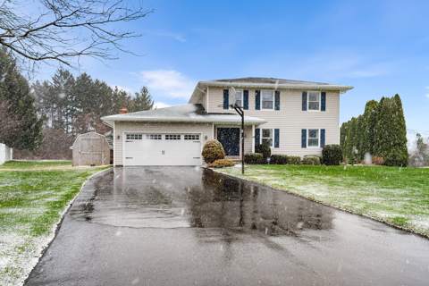 10 Sweet Acres Drive, Colonial