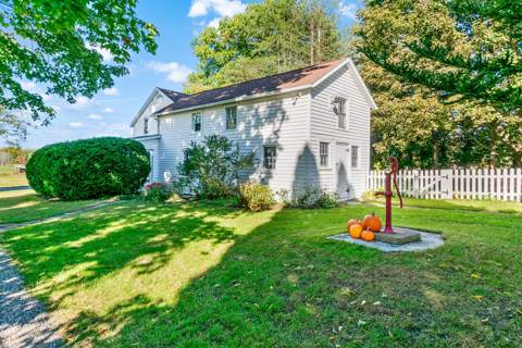 2161 Edwards Road, Farmhouse on acreage
