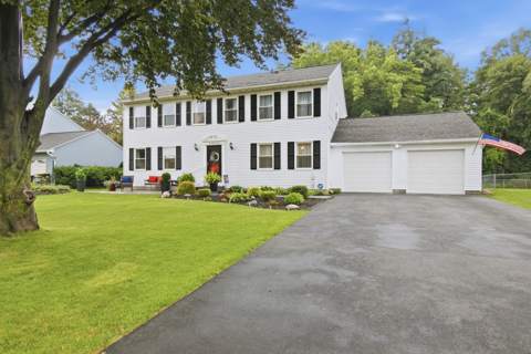 233 Round Pond Lane, Colonial